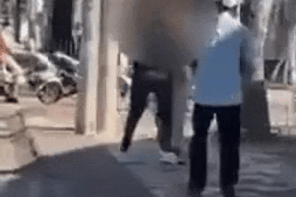 Clip: Cô gái hung hăng, rút dao đâm người tới tấp giữa đường ở Bạc Liêu