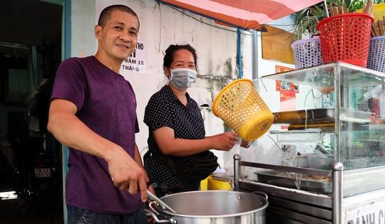 Quán bánh canh sườn 10.000 đồng rẻ nhất TP.HCM, suýt phá sản vì 4 năm không tăng giá