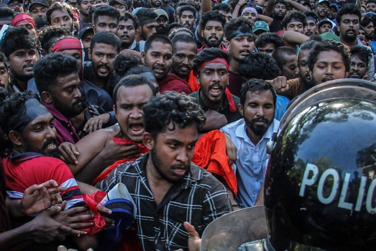 Sri Lanka: Hàng ngàn sinh viên kéo đến trước tư dinh của Thủ tướng, chuyện gì đang diễn ra?
