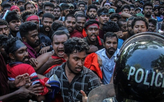Sri Lanka: Hàng nghìn sinh viên kéo đến trước tư dinh của Thủ tướng, chuyện gì đang diễn ra?