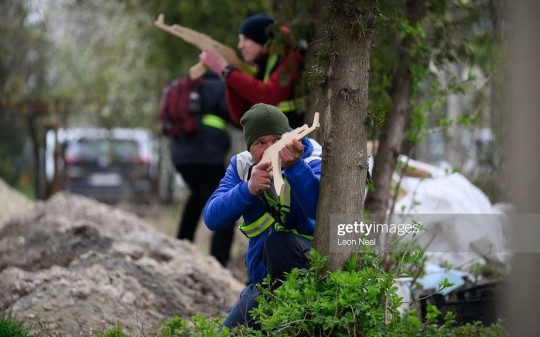Ảnh ấn tượng tuần (18-24/4): Xung đột Nga-Ukraine, pháo kích ở Mariupol, cháy nhà máy lọc dầu Lysychansk, chạy trốn khỏi Lviv và tên lửa ở Gaza