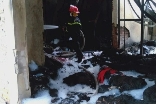 Một người tử vong trong đám cháy xưởng may rộng hàng trăm mét ở Hà Nội
