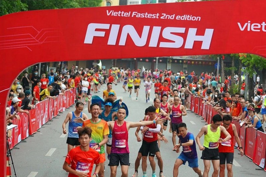 2000 vận động viên tham gia giải chạy 10km tại Hà Nội