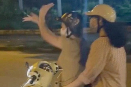 Hà Nội: Cô gái trẻ đi xe máy buông cả 2 tay để… "múa quạt"
