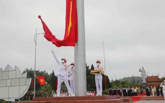 Thiêng liêng khoảnh khắc cờ Tổ quốc tung bay nơi đảo tiền tiêu Cô Tô