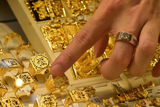 Vàng miếng SJC ngày càng đắt hơn vàng thế giới