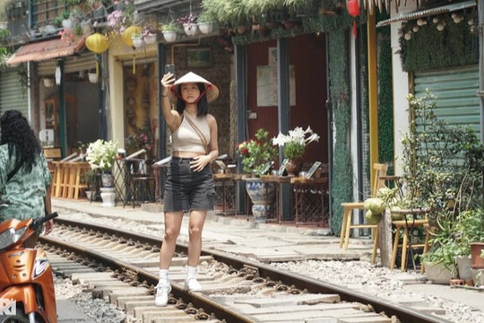 Phố cà phê đường tàu ở Hà Nội mở cửa trở lại