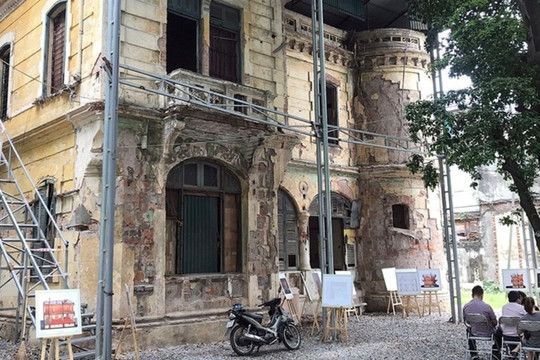Sửa chữa biệt thự Pháp cổ gần 1.000 m2 trên khu đất "kim cương" ở Hà Nội