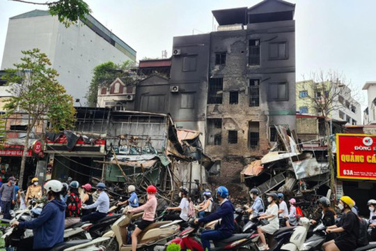 Hà Nội: Cháy cửa hàng phụ tùng ô tô, lan sang 6 nhà dân xung quanh