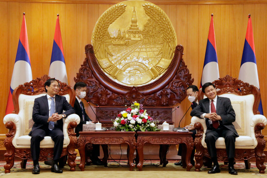 Bộ trưởng Bộ Ngoại giao Bùi Thanh Sơn chào xã giao lãnh đạo cấp cao Lào