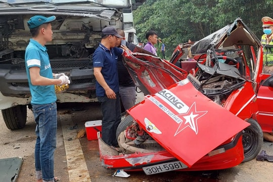 Gia đình 4 người gặp nạn nghiêm trọng trên đường đi du lịch
