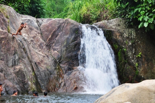 Ba học sinh rủ nhau đi tắm suối, 2 em đuối nước tử vong