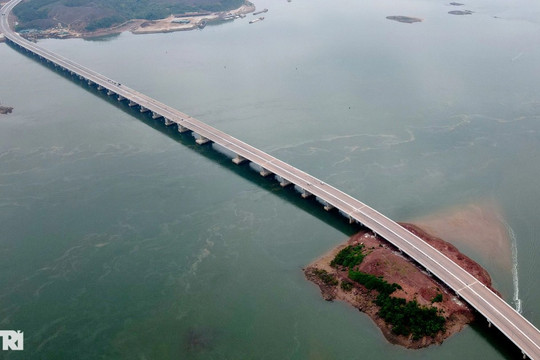 Chiêm ngưỡng cầu vượt biển 800 tỷ đồng dài nhất tỉnh Quảng Ninh