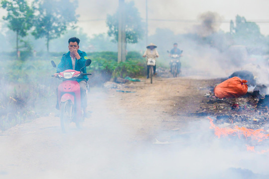 Ảnh: Cuộc sống mịt mù khói ô nhiễm ở làng tái chế rác thải nhựa lớn nhất Hà Nội