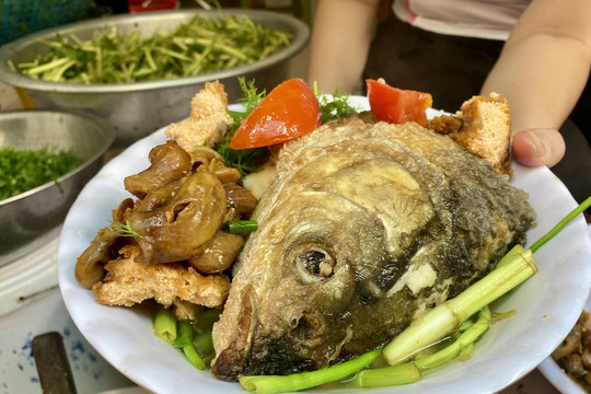 Quán bún đầu cá độc lạ, siêu hút khách ở Hà Nội