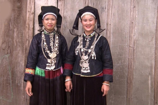 Ngắm trang phục độc đáo của phụ nữ Nùng Dín ở Lào Cai