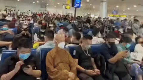 Clip: Sân bay Tân Sơn Nhất đông nghẹt người về quê nghỉ lễ
