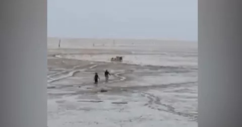 Xót xa cảnh người thân lội bùn lầy đẩy thi thể ngư dân vào bờ