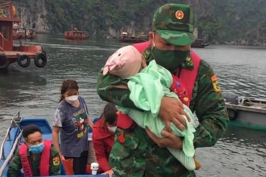 Cứu sống bé gái 7 tháng tuổi bị rơi xuống biển Quảng Ninh