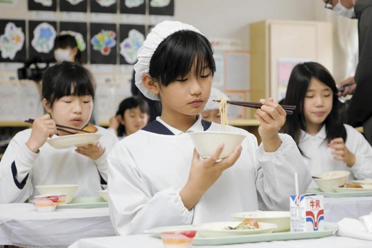 Bún bò Huế vào thực đơn bán trú của học sinh Nhật: 'Hơi cay nhưng ngon ạ'