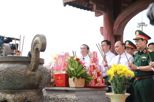 Chủ tịch nước dâng hương tưởng niệm anh hùng liệt sĩ Thành cổ Quảng Trị
