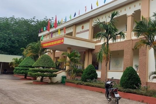 Toàn bộ lãnh đạo xã bỏ nhiệm sở đi du lịch trong ngày làm việc bình thường