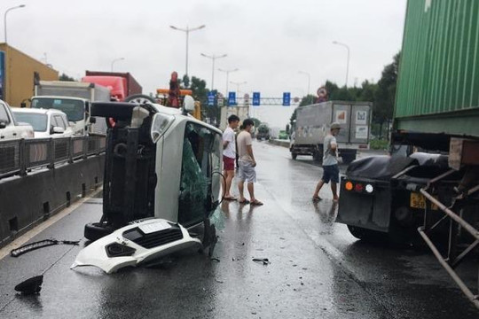 Ôtô 5 chỗ đâm dải phân cách, lật ngửa ở dốc cầu xa lộ Hà Nội