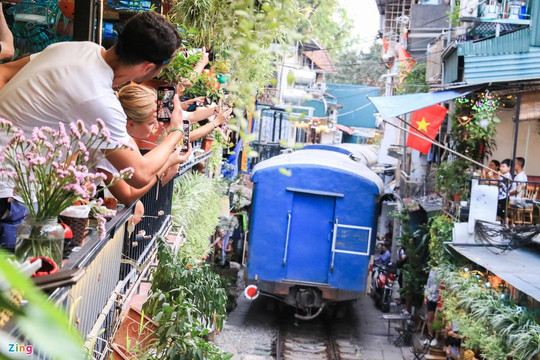 Ảnh: Khách Tây nườm nượp trở lại check-in phố đường tàu Hà Nội