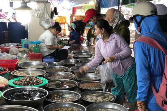 Chợ hải sản Đà Nẵng tấp nập khách, giá rẻ bất ngờ dịp lễ