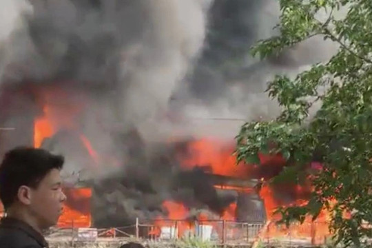 Hà Nội: Cháy cơ sở sản xuất chăn đệm, lửa lan ra nhiều hộ kinh doanh