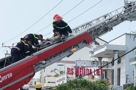 Bị điện giật khi sửa mái nhà, 2 người bỏng nặng
