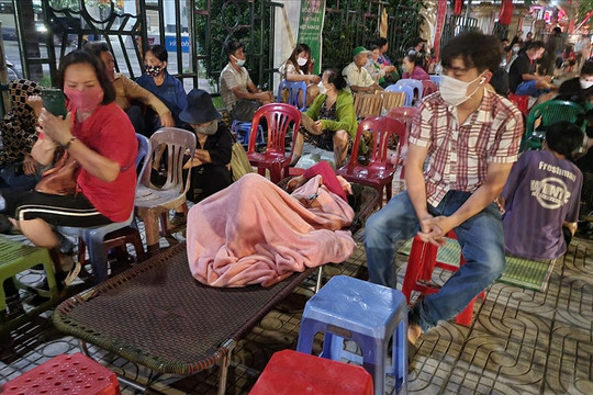 Phú Thọ: Mang giường, chiếu, đồ ăn xếp hàng xuyên đêm mua vé U23 Việt Nam
