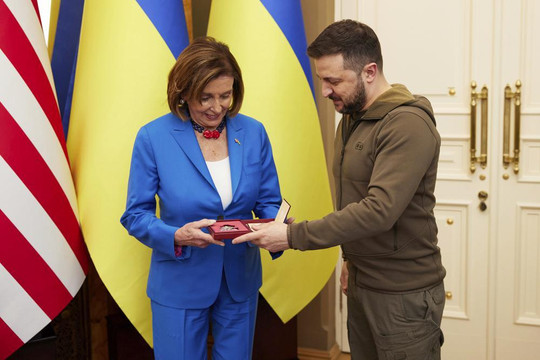 Các cuộc sơ tán dân thường được tiến hành ở Mariupol; bà Pelosi thăm Ukraine