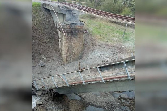 Cầu đường sắt Nga gần Ukraine bị đánh sập, Moscow nghi do hành động “khủng bố”