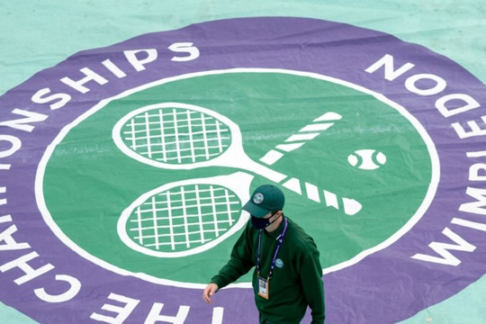 Wimbledon bắt đầu khó xử vì bị làng quần vợt ‘bề hội đồng’ 