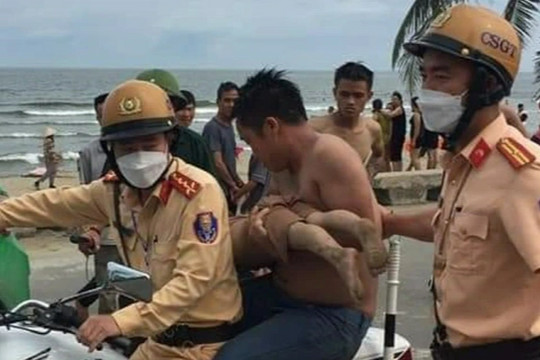 CSGT "hú còi" đưa bé trai đuối nước khi tắm biển đi cấp cứu