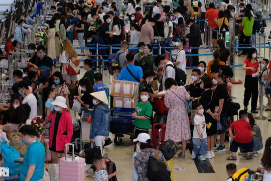 Sân bay Nội Bài, Tân Sơn Nhất "căng như dây đàn" trong ngày nghỉ cuối cùng