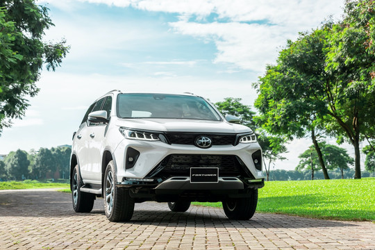 Toyota Fortuner 2022 cập bến thị trường Việt Nam: bổ sung trang bị để cạnh tranh Everest và Santa Fe
