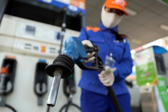Xăng dầu tiếp tục tăng giá, nguồn cung đủ dùng