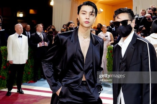 Lần đầu 'chào sân' Met Gala, 'gà' nhà SM đã bị phân biệt chủng tộc ngay trên chính quê hương của mình