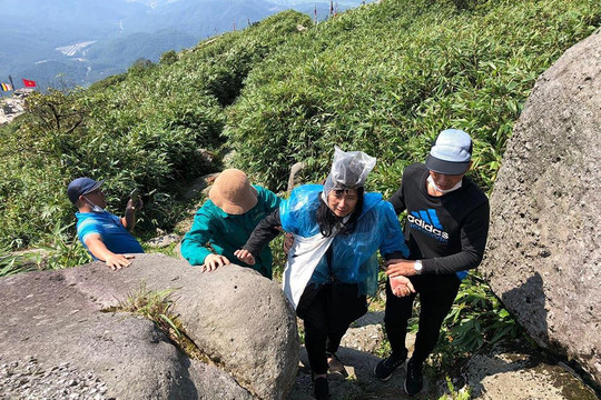 Hành trình 40 phút cứu người phụ nữ mắc kẹt 7 ngày dưới vực sâu Yên Tử