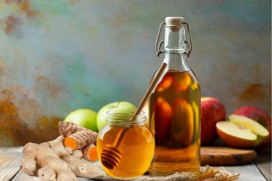 9 lợi ích của thức uống làm từ giấm táo, gừng, mật ong và nghệ