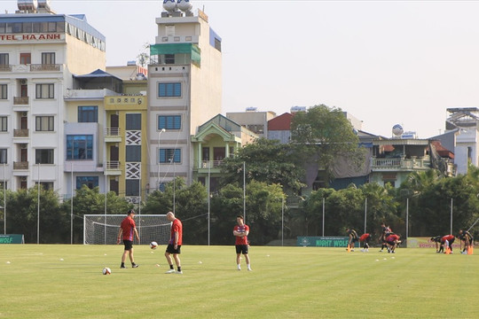 SEA Games 31: U23 Thái Lan làm quen sân tập ngay khi đến Nam Định