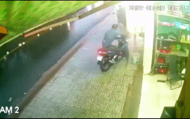 Chủ nhà bị ngã sấp mặt khi đuổi bắt đối tượng trộm xe máy
