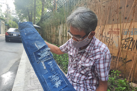 Hơn 30 năm bám trụ với nghề xé quần jean độc, lạ giữa Sài Gòn