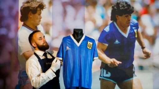 Chiếc áo ‘Bàn tay của Chúa’ của Maradona được bán với giá kỷ lục
