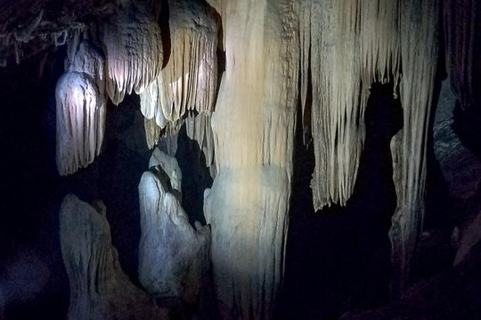 Khám phá hang động hoang sơ đầy mê mẩn giữ núi rừng Quảng Trị