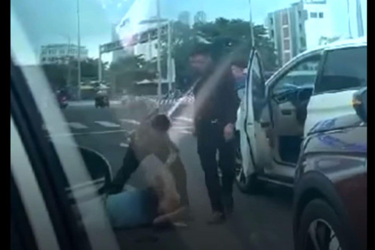 Truy tìm nhóm người đi ô tô đánh tài xế Grab gục giữa đường phố Đà Nẵng