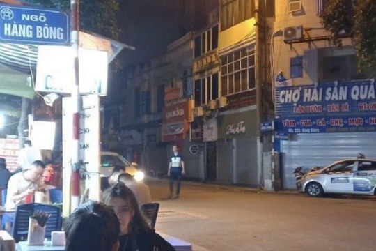 Bắt tài xế taxi lấy điện thoại của 2 nữ du khách Nga trên phố cổ Hà Nội