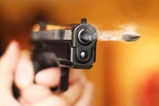 Hùng hổ nổ súng bắn liên tiếp vào người khác, ra tòa lí nhí nhận tội